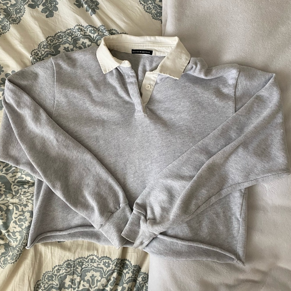 Brandy Melville cropped sweater with white collar
